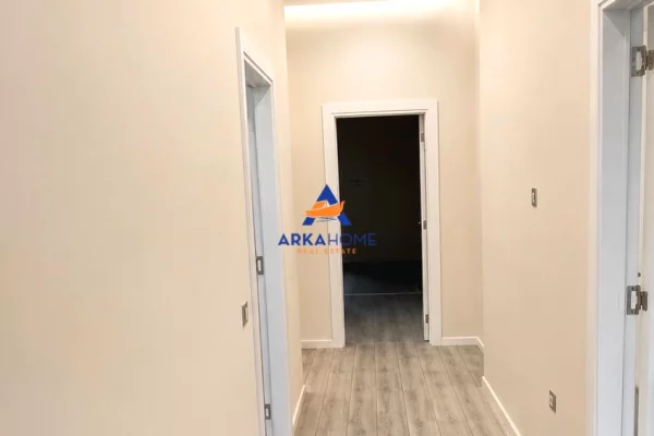 JEPET ZYRE ME QERA 130M2 "KOMPLEKSI SQUARE 21,RRUGA E KAVAJES" 1000 EURO