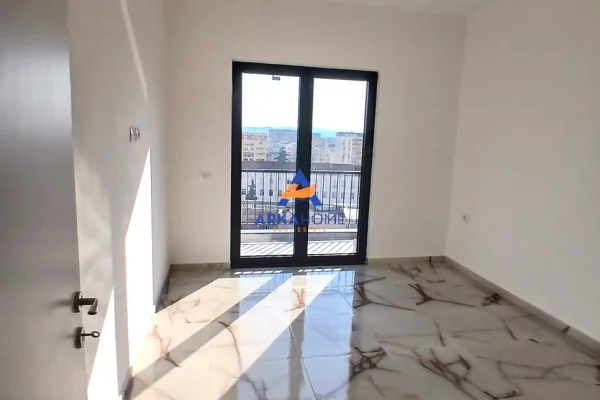 JEPET ME QIRA APARTAMENT 3+1+VERANDE "RRUGA BARRIKADA" 140.000 LEKE