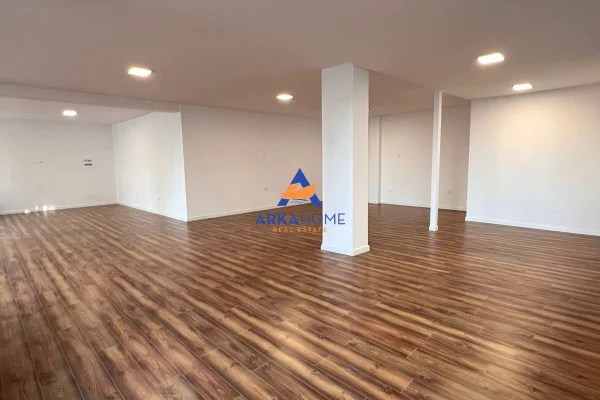 JEPET AMBJENT ME QERA 150M2 "LIQENI I THATE" 180.000 LEKE