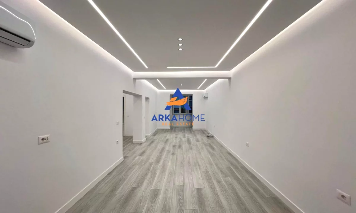 JEPET AMBIENT PER ZYRE ME QERA 80M2 "RRUGA E BARRIKADAVE" 1000 EURO