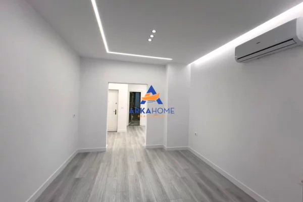 JEPET AMBIENT PER ZYRE ME QERA 80M2 "RRUGA E BARRIKADAVE" 1000 EURO