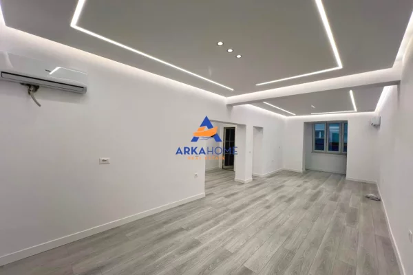 JEPET AMBIENT PER ZYRE ME QERA 80M2 "RRUGA E BARRIKADAVE" 1000 EURO