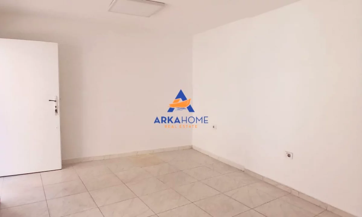 JEPET ME QIRA AMBJENT BIZNESI 25M2 "RRUGA FORTUZI" 50.000 LEKE