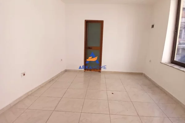 JEPET ME QIRA AMBJENT BIZNESI 25M2 "RRUGA FORTUZI" 50.000 LEKE
