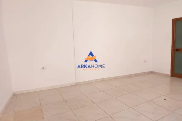 JEPET ME QIRA AMBJENT BIZNESI 25M2 "RRUGA FORTUZI" 50.000 LEKE