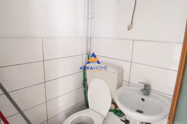 JEPET ME QIRA AMBJENT BIZNESI 25M2 "RRUGA FORTUZI" 50.000 LEKE