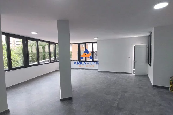 JEPET AMBIENT BIZNESI ME QERA 125M2 "PRANE BULEVARDIT BAJRAM CURRI, AFER KARBURANT KASTRATIT" 100000