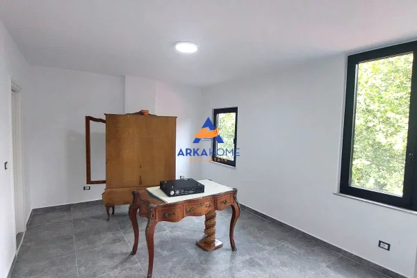 JEPET AMBIENT BIZNESI ME QERA 125M2 "PRANE BULEVARDIT BAJRAM CURRI, AFER KARBURANT KASTRATIT" 100000