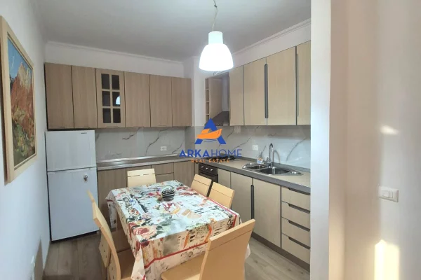 Shtepi me qera Apartament ne Tirane, 1+1, Mobilimi E mobiluar, Pagesa 1,000  Euro.