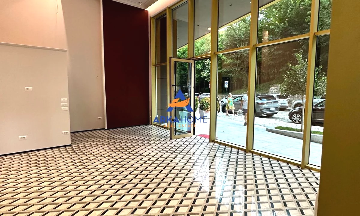 JEPET AMBIENT ME QERA 50M2 "PRANE STADIUMIT AIR ALBANIA" 2100 EURO