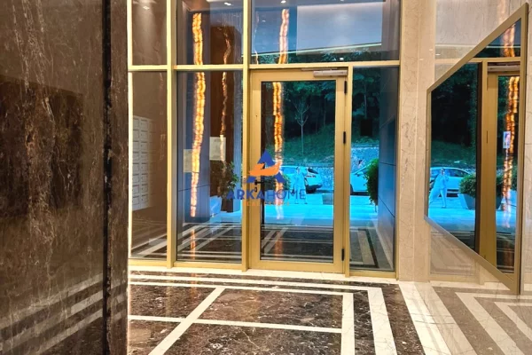 JEPEN POSTE PARKIMI ME QERA "GOLDEN PARK RESIDENCY, PRANE STADIUMIT AIR ALBANIA" 200 EURO SECILI
