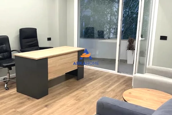 JEPET ZYRE ME QERA 100M2 "KOPSHTI BOTANIK" 900 EURO