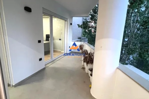 JEPET ZYRE ME QERA 100M2 "KOPSHTI BOTANIK" 900 EURO