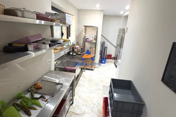 JEPET DYQAN 80M2 ME QERA "RRUGA MUHAMET GJOLLESHA" 300.000 LEKE (I DISKUTUESHEM)