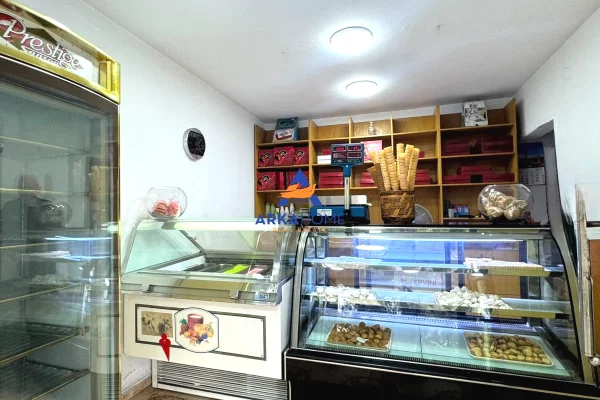 JEPET PASTICERI ME QIRA 74M2 "ISH STACIONI I TRENIT" 70.000 LEKE