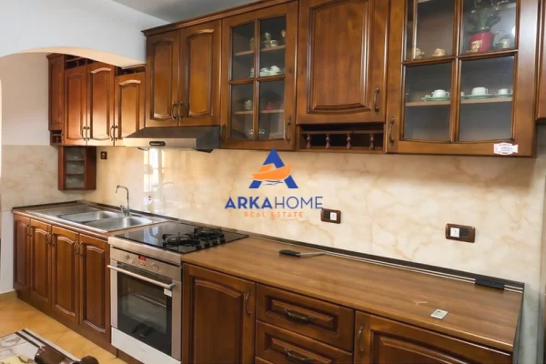 Shtepi me qera Apartament ne Tirane, 2+1, Mobilimi E mobiluar, Pagesa 639  Euro.