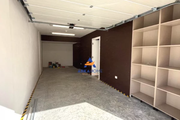 Shtepi me qera Vila Luksoze ne Tirane, 3+1, Mobilimi E mobiluar, Pagesa 2,352  Euro.