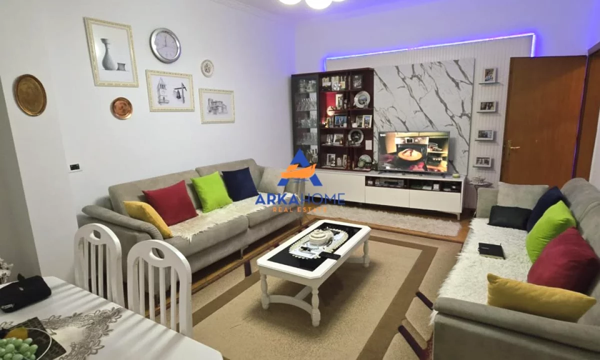 Shtepi ne shitje Apartament ne Tirane, 2+1, Mobilimi E mobiluar, Pagesa 250,000  Euro.