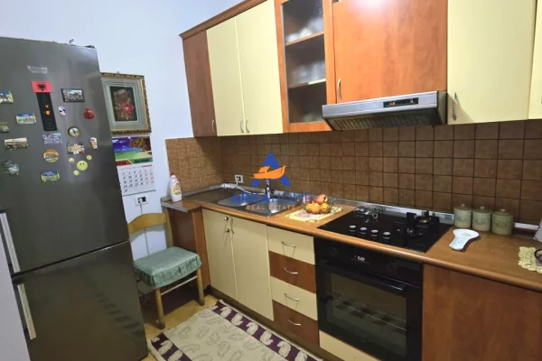 Shtepi ne shitje Apartament ne Tirane, 2+1, Mobilimi E mobiluar, Pagesa 250,000  Euro.