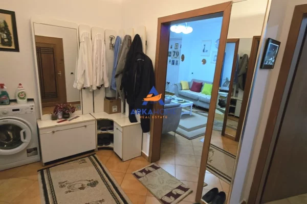 Shtepi ne shitje Apartament ne Tirane, 2+1, Mobilimi E mobiluar, Pagesa 250,000  Euro.