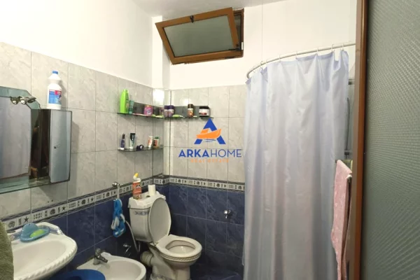 Shtepi ne shitje Apartament ne Tirane, 2+1, Mobilimi E mobiluar, Pagesa 250,000  Euro.