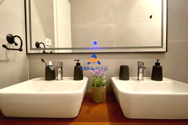 Shtepi ne shitje Apartament ne Vlore, 2+1, Mobilimi E mobiluar, Pagesa 771,704  Euro.