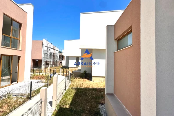 Shtepi ne shitje Vila Luksoze ne Tirane, 3+1, Mobilimi Bosh, pa mobiluar, Pagesa 701,400  Euro.