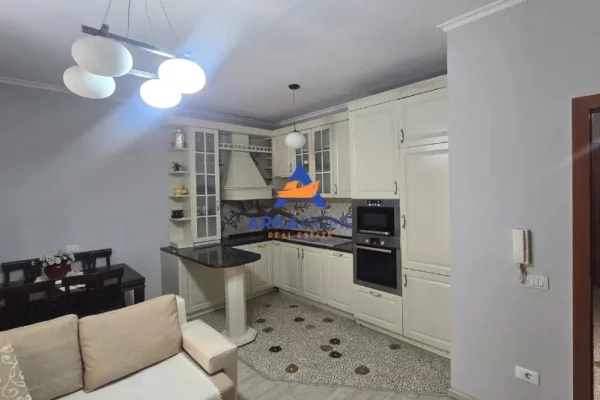 Shtepi me qera Apartament ne Tirane, 1+1, Mobilimi E mobiluar, Pagesa 696  Euro.