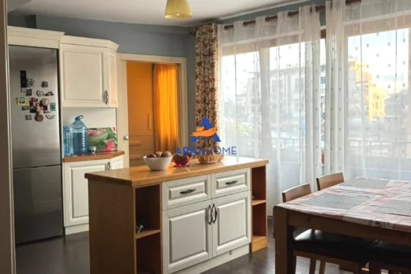 JEPET ME QERA APARTAMENT 3+1+BALLKON "QENDER" 1000 EURO