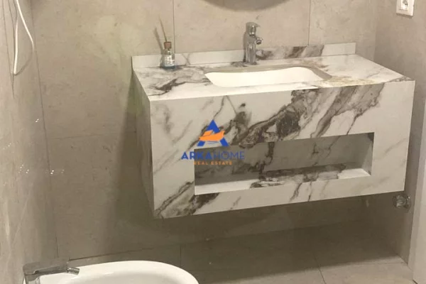 Shtepi me qera Apartament ne Tirane, 2+1, Mobilimi Bosh, pa mobiluar, Pagesa 2,000  Euro.