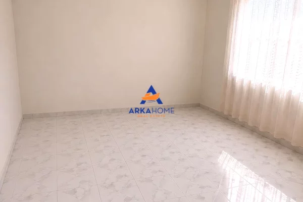 Shtepi ne shitje Shtepi Private ne Tirane, 3+1, Mobilimi Bosh, pa mobiluar, Pagesa 200,000  Euro.