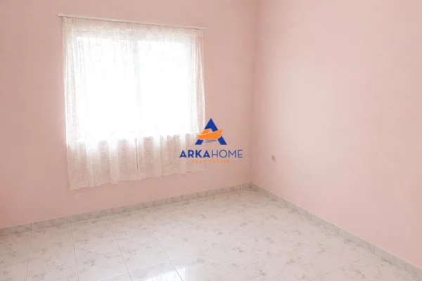 Shtepi ne shitje Shtepi Private ne Tirane, 3+1, Mobilimi Bosh, pa mobiluar, Pagesa 200,000  Euro.