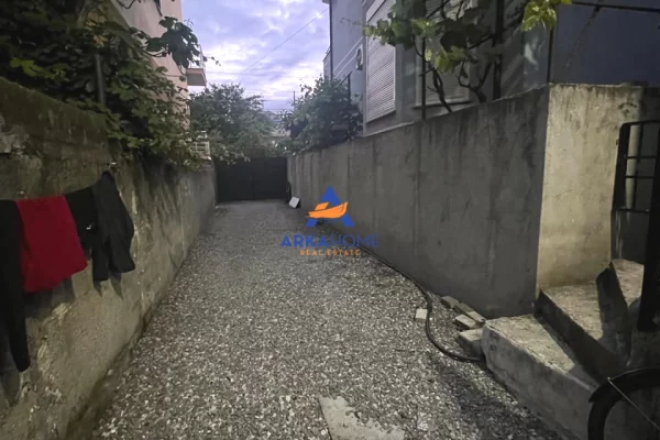 Shtepi ne shitje Shtepi Private ne Tirane, 3+1, Mobilimi Bosh, pa mobiluar, Pagesa 200,000  Euro.