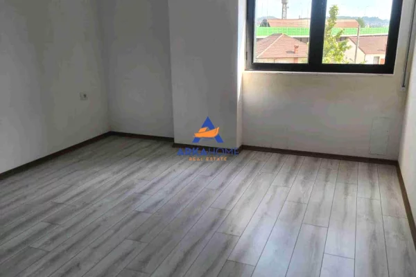 Shtepi ne shitje Apartament ne Tirane, 3+1, Mobilimi Bosh, pa mobiluar, Pagesa 202,500  Euro.
