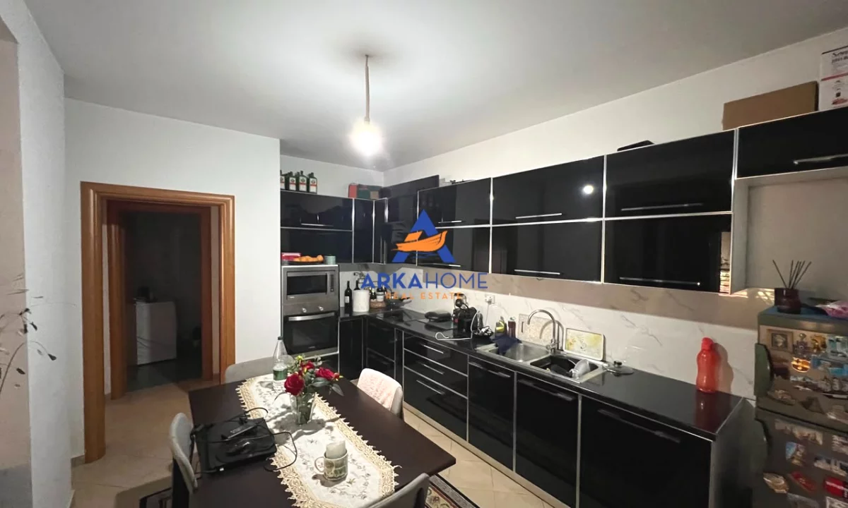 Shtepi ne shitje Apartament ne Tirane, 2+1, Mobilimi E mobiluar, Pagesa 193,340  Euro.