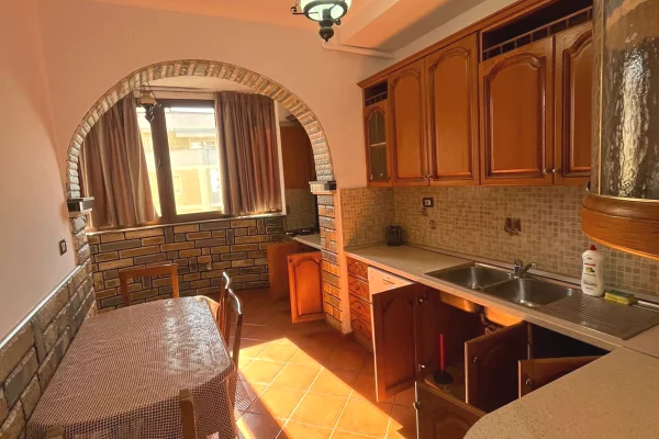 Shtepi me qera Apartament ne Tirane, 4+1, Mobilimi E mobiluar, Pagesa 1,020  Euro.