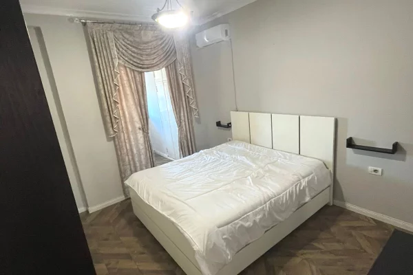 Shtepi me qera Apartament ne Tirane, 4+1, Mobilimi E mobiluar, Pagesa 1,020  Euro.