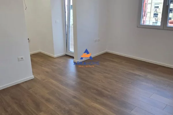Shtepi ne shitje Apartament ne Tirane, 1+1, Mobilimi Bosh, pa mobiluar, Pagesa 140,000  Euro.