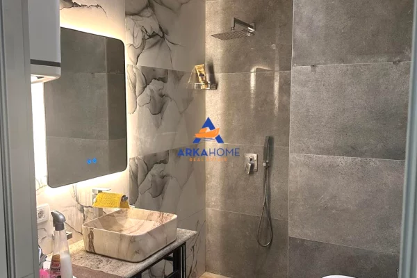 Shtepi ne shitje Apartament ne Tirane, 3+1, Mobilimi E mobiluar, Pagesa 425,965  Euro.