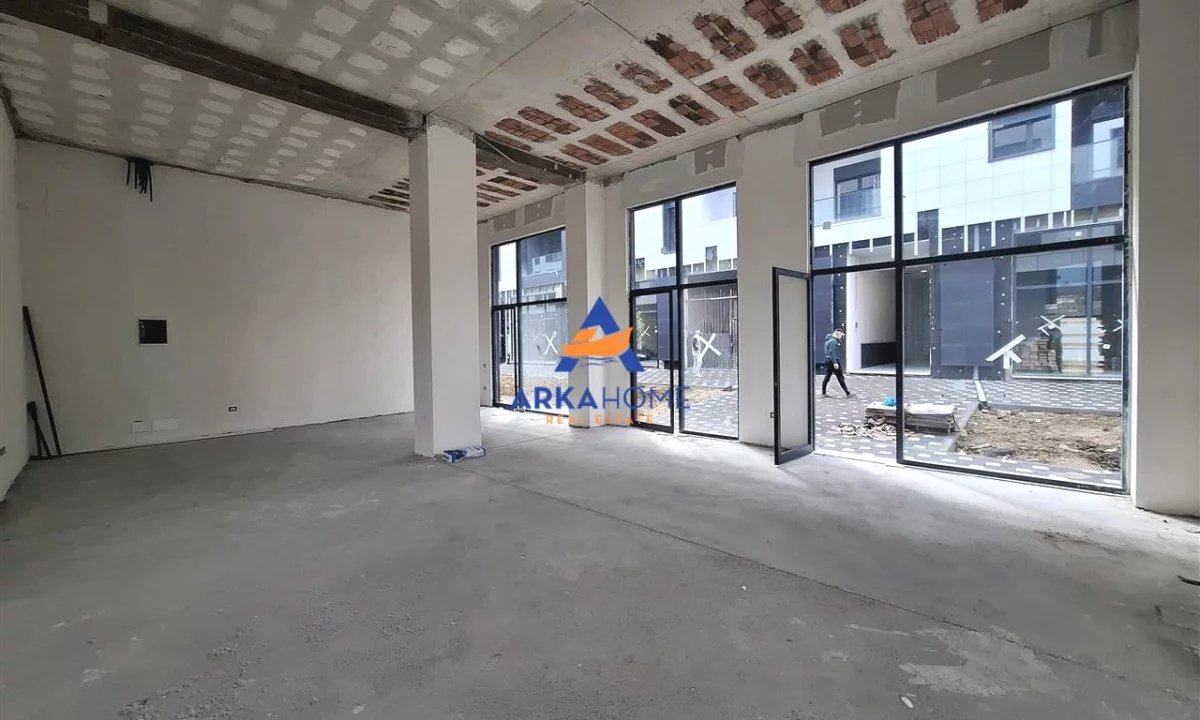 JEPET AMBIENT 213.2 M2 ME QERA "KOMUNA E PARISIT" 4300 EURO