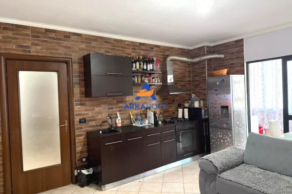 Shtepi ne shitje Apartament ne Durres, 2+1, Mobilimi E mobiluar, Pagesa 98,800  Euro.