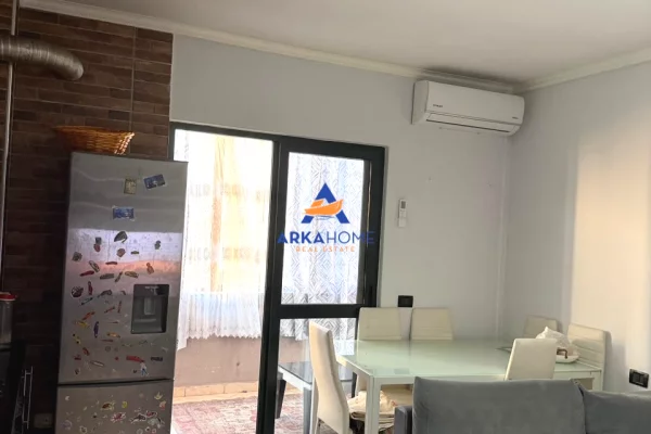 Shtepi ne shitje Apartament ne Durres, 2+1, Mobilimi E mobiluar, Pagesa 98,800  Euro.