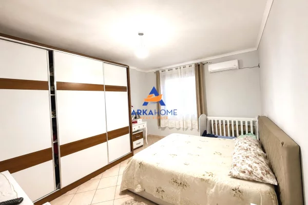 Shtepi ne shitje Apartament ne Durres, 2+1, Mobilimi E mobiluar, Pagesa 98,800  Euro.