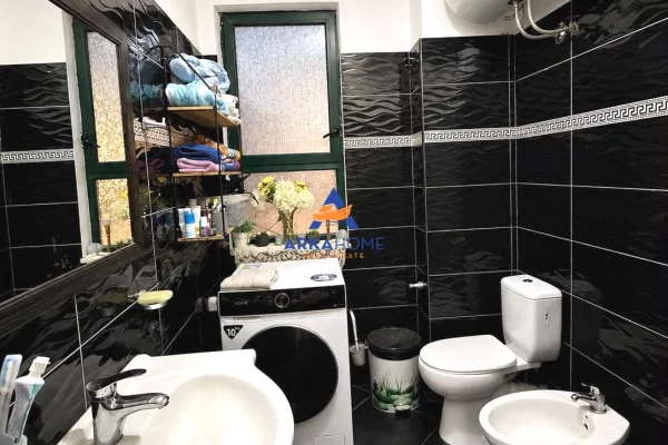 Shtepi ne shitje Apartament ne Durres, 2+1, Mobilimi E mobiluar, Pagesa 98,800  Euro.