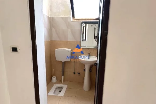 JEPET ME QERA AMBIENT BIZNESI 220M2 "NE BERZHITE" 1000 EURO