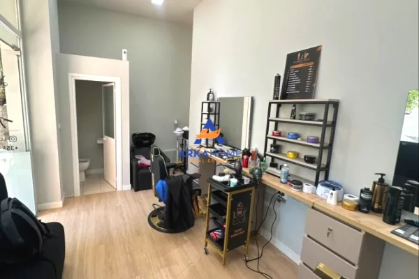 SHITET DYQAN 24M2 "TEK RRUGA E BARRIKADAVE" 135.000 EURO