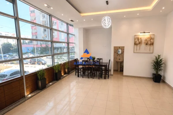 JEPET ME QERA AMBJENT BIZNESI 100 M2 "ZOGU I ZI" 80.000 LEKE