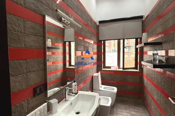 Shtepi me qera Apartament ne Tirane, 2+1, Mobilimi E mobiluar, Pagesa 900  Euro.