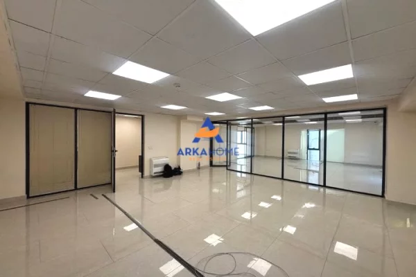 JEPET AMBJENT ME QERA 190M2 "AFER FAKULTETIT TE EKONOMISE" 2800 EURO