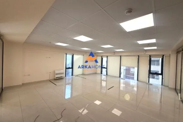 JEPET AMBJENT ME QERA 190M2 "AFER FAKULTETIT TE EKONOMISE" 2800 EURO